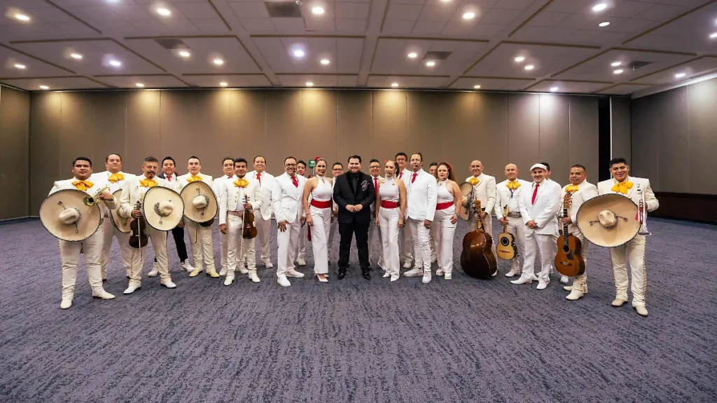 Ángel socarro rinde homenaje a juan gabriel en su gira