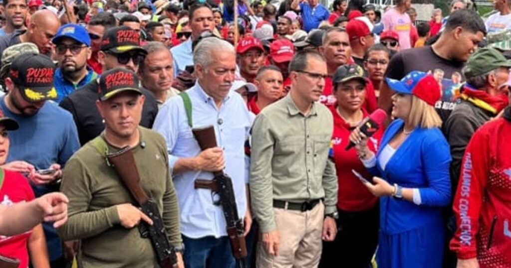 Maduro simula preparativos ante posible conflicto armado en venezuela
