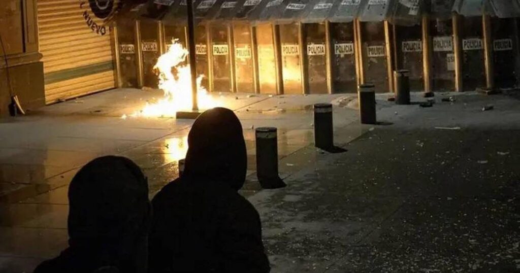 Proponen banear pasamontañas en marchas tras disturbios en cdmx