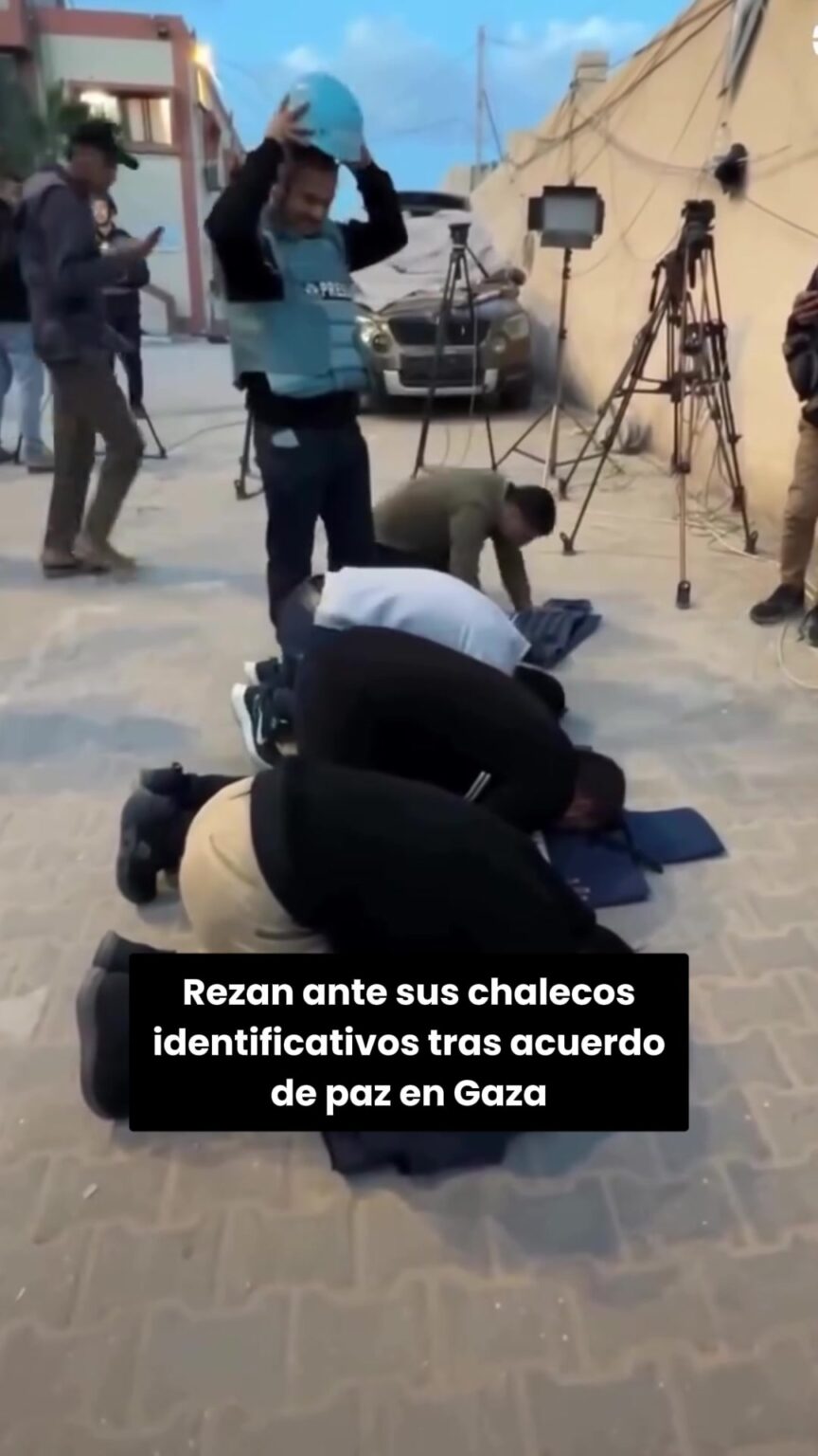 @elhilomx periodistas gazaties han mostrado asi rezando ante sus chalecos.image .jpeg