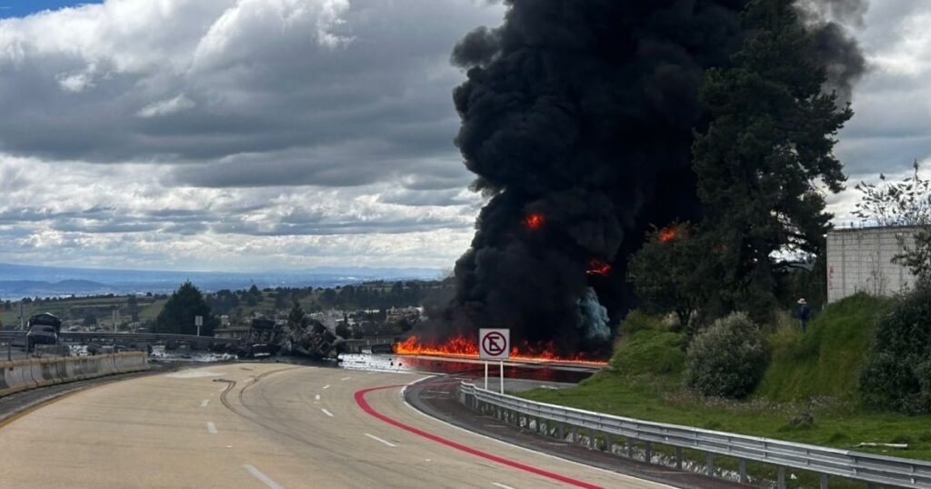 Accidente en méxico puebla: pipa de combustible vuelca y causa un