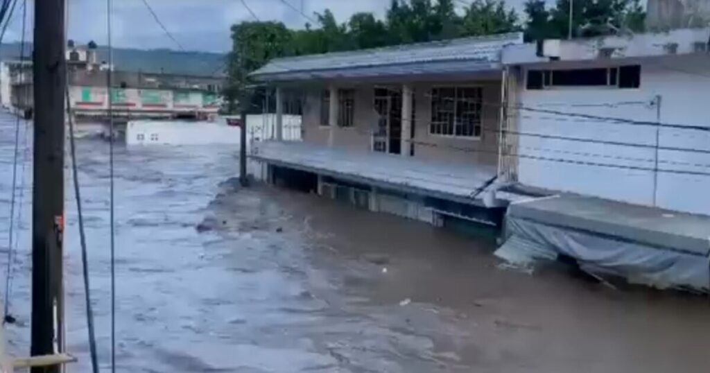 Río cazones inunda comunidades y atrapados por la emergencia