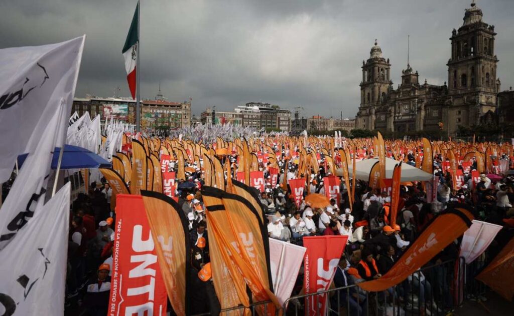 Sindicatos reúnen multitud en el zócalo en apoyo a sheinbaum